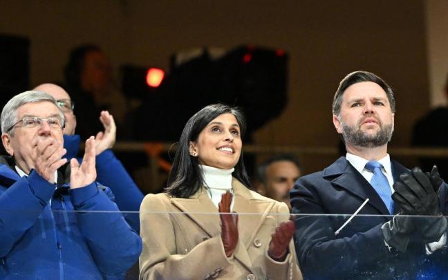 Vance fue abucheado por el público del estadio San Siro cuando él y su esposa aparecieron en la zona VIP.