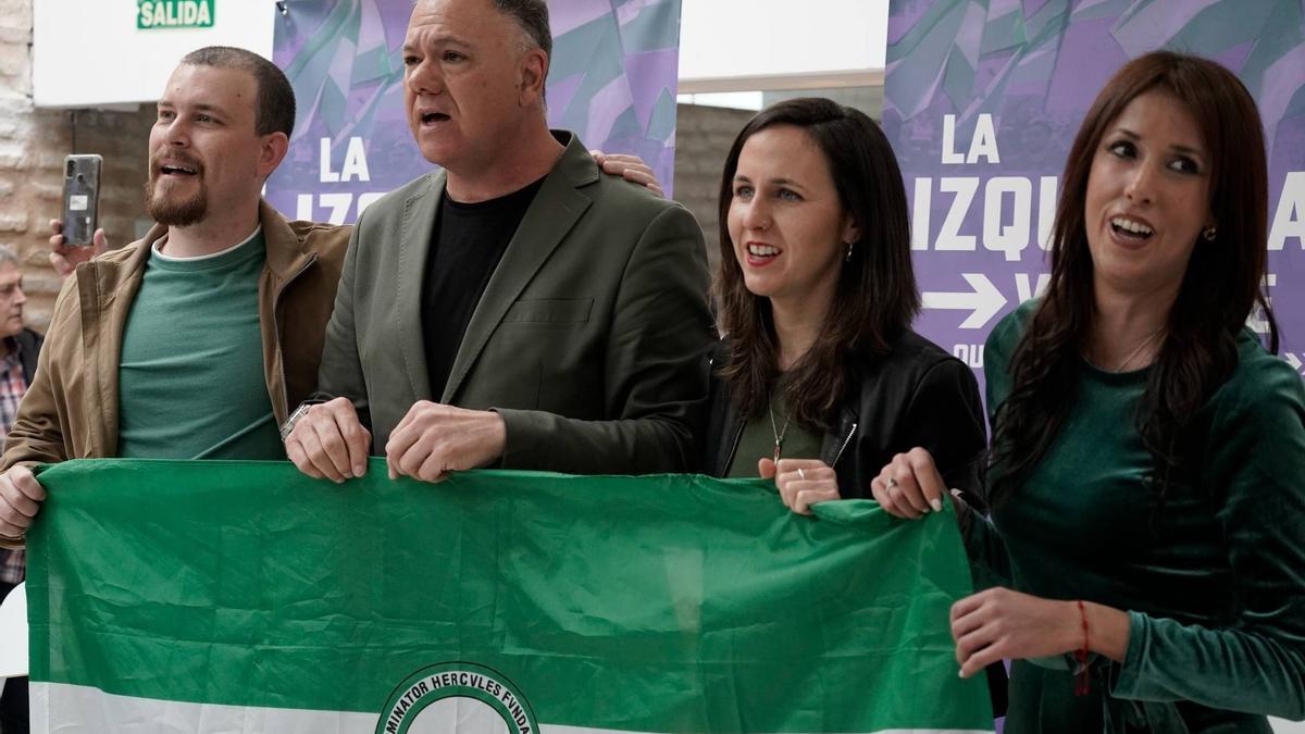 El candidato a la presidencia de la Junta de Andalucía, Juan Antonio Delgado, y la diputada y secretaria general de Podemos, Ione Belarra, en un acto en Sevilla.
