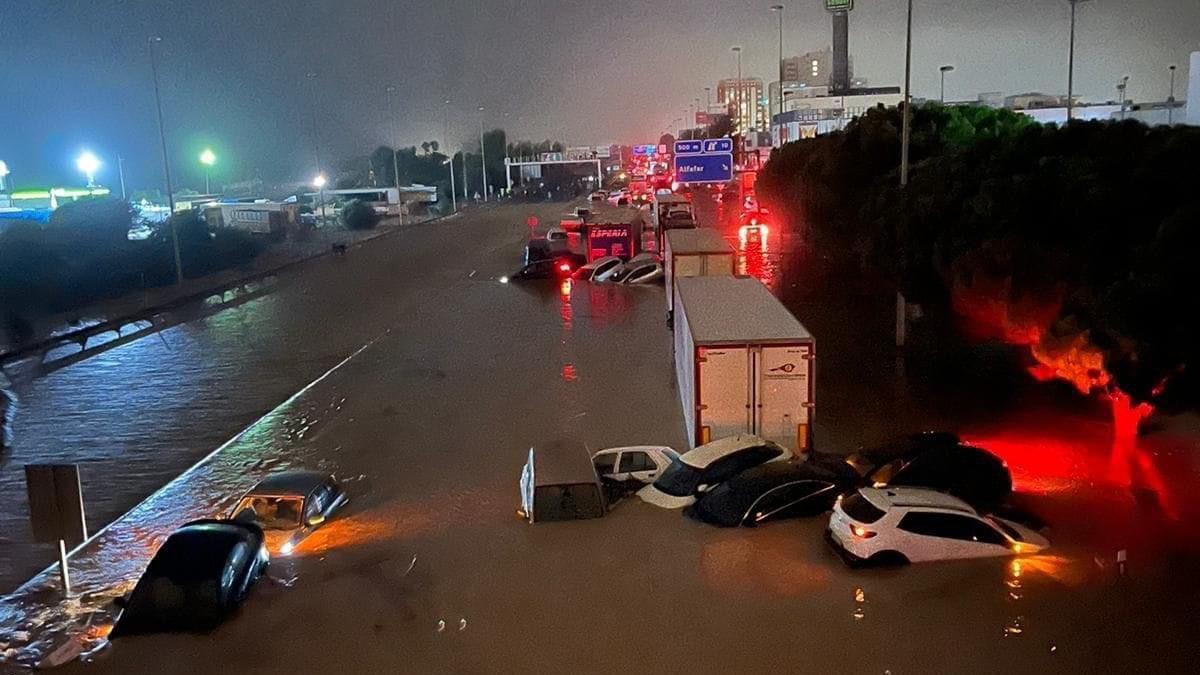 Numerosas carreteras de Valencia quedó anegada por la gran cantidad de agua caída el 29 de octubre de 2024