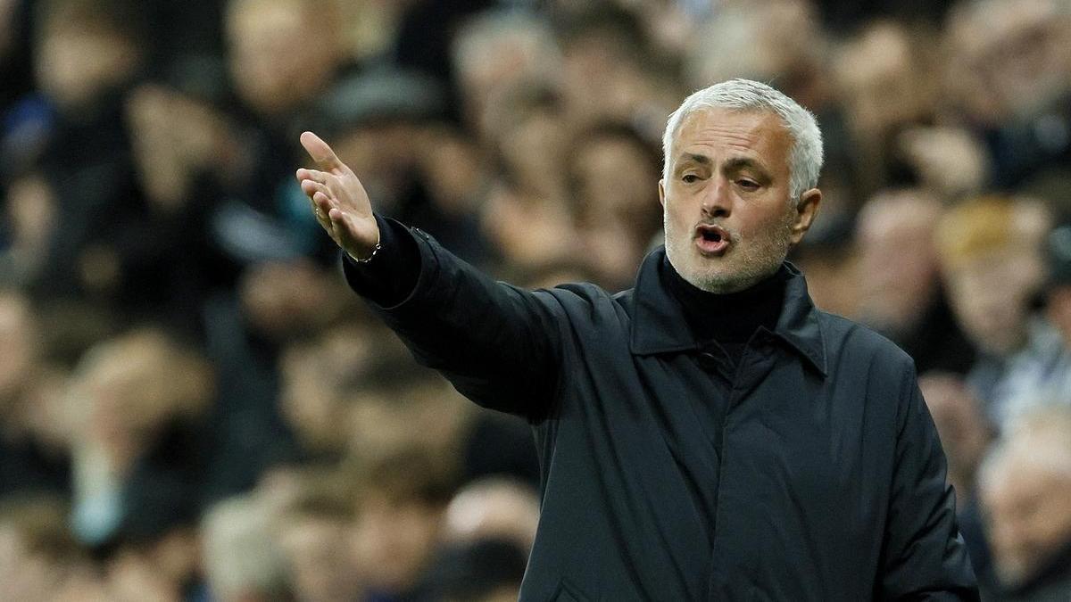 Mourinho da instrucciones en el Benfica.