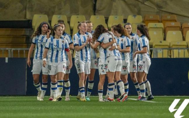Las jugadoras de la Real celebran el gol de Emma ante el Villarreal. / LALIGA