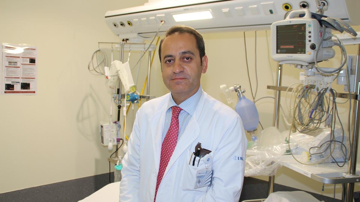 El doctor Fidel Fuentes, en una clínica del IMQ