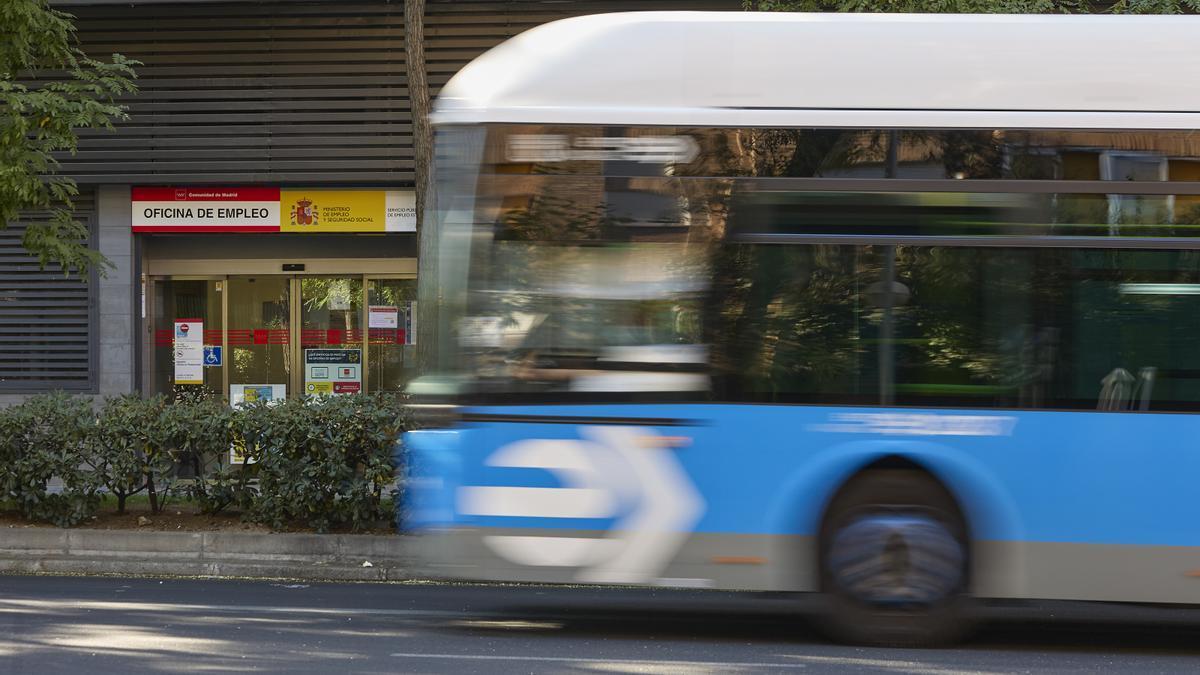 Un autobús de le Empresa Municipal de Transportes pasa por delante de oficina de empleo