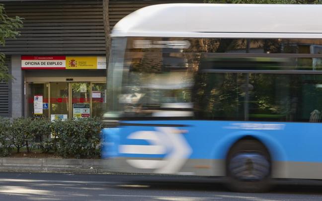 Un autobús de le Empresa Municipal de Transportes pasa por delante de oficina de empleo