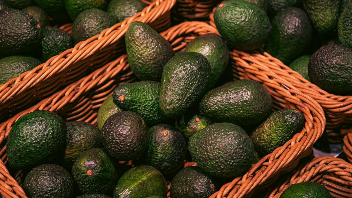El consumo de un aguacate entero se considera excesivo.