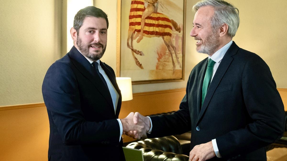 El presidente del Gobierno de Aragón, Jorge Azcón, y el portavoz de vox.