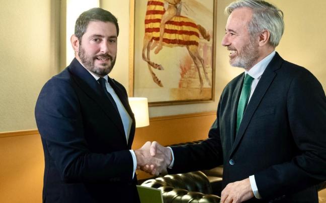 El presidente del Gobierno de Aragón, Jorge Azcón, y el portavoz de vox.