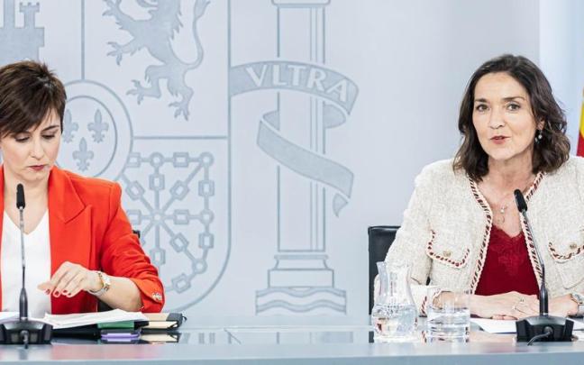 La ministra portavoz, Isabel Rodríguez, y la ministra de Industria, Reyes Maroto, ayer en rueda de prensa.