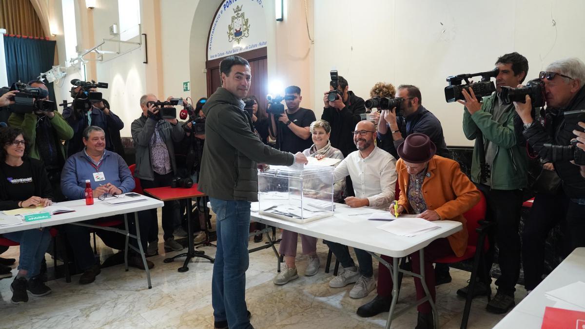 Imanol Pradales vota en Portugalete.