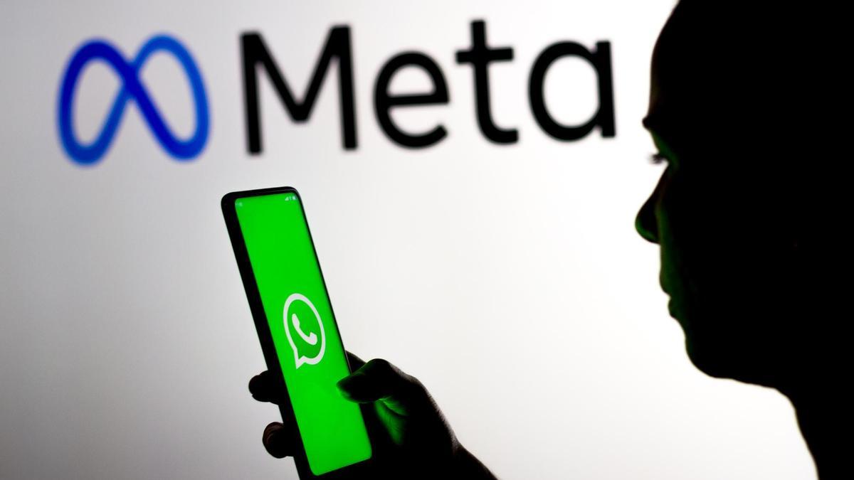 Una usuaria se dispone a entrar en la aplicación de WhatsApp de su teléfono.