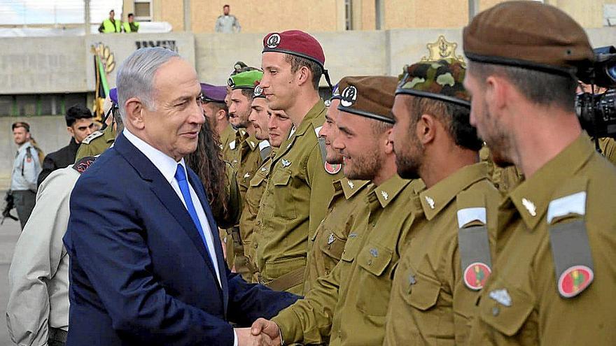 El primer ministro israelí, Benjamín Netanyahu, saluda a un grupo de militares en una ceremonia de reconocimiento. | FOTO: E. P.