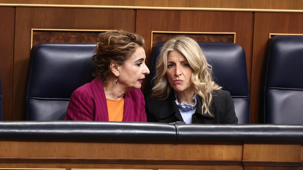La vicepresidenta primera y ministra de Hacienda, María Jesús Montero y la vicepresidenta segunda y ministra de Trabajo, Yolanda Díaz