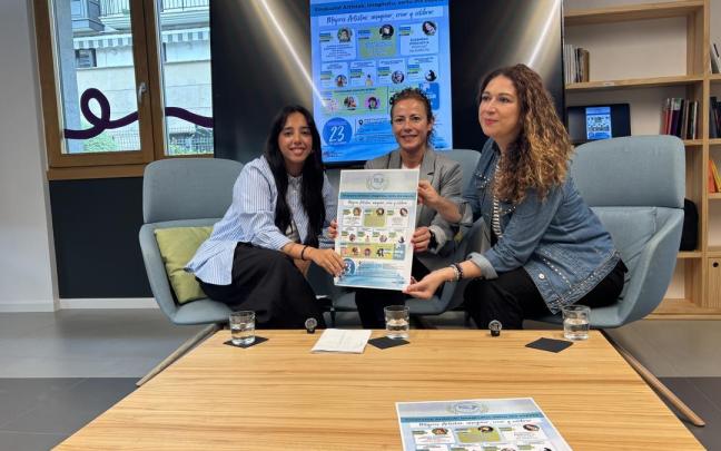 A los lados, Aroa Pereda y Gemma González, de Kultur Femme, y en el centro la delegada de Igualdad, Maite Cortina.