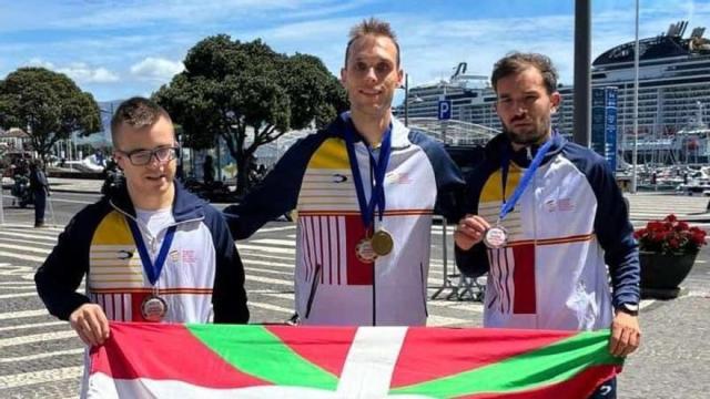 Mikel, Ibai y Raúl, los tres atletas del club basauritarra con sus medallas