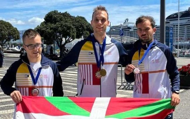 Mikel, Ibai y Raúl, los tres atletas del club basauritarra con sus medallas