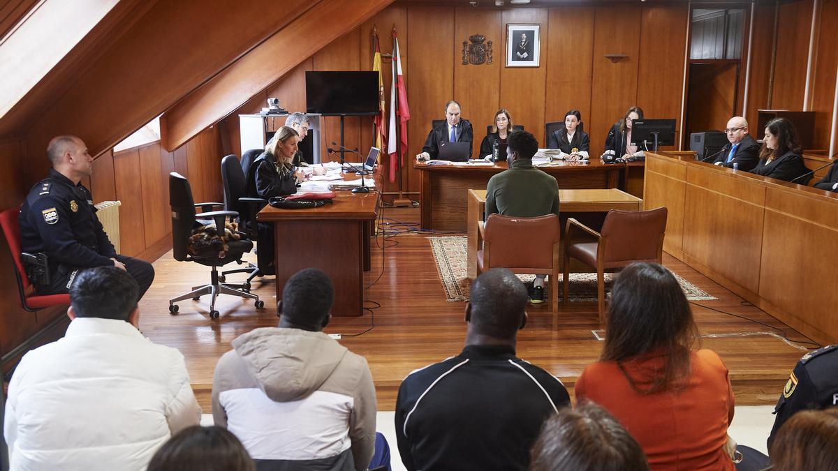 Los acusados durante un juicio por una violación grupal en Santander en 2022.