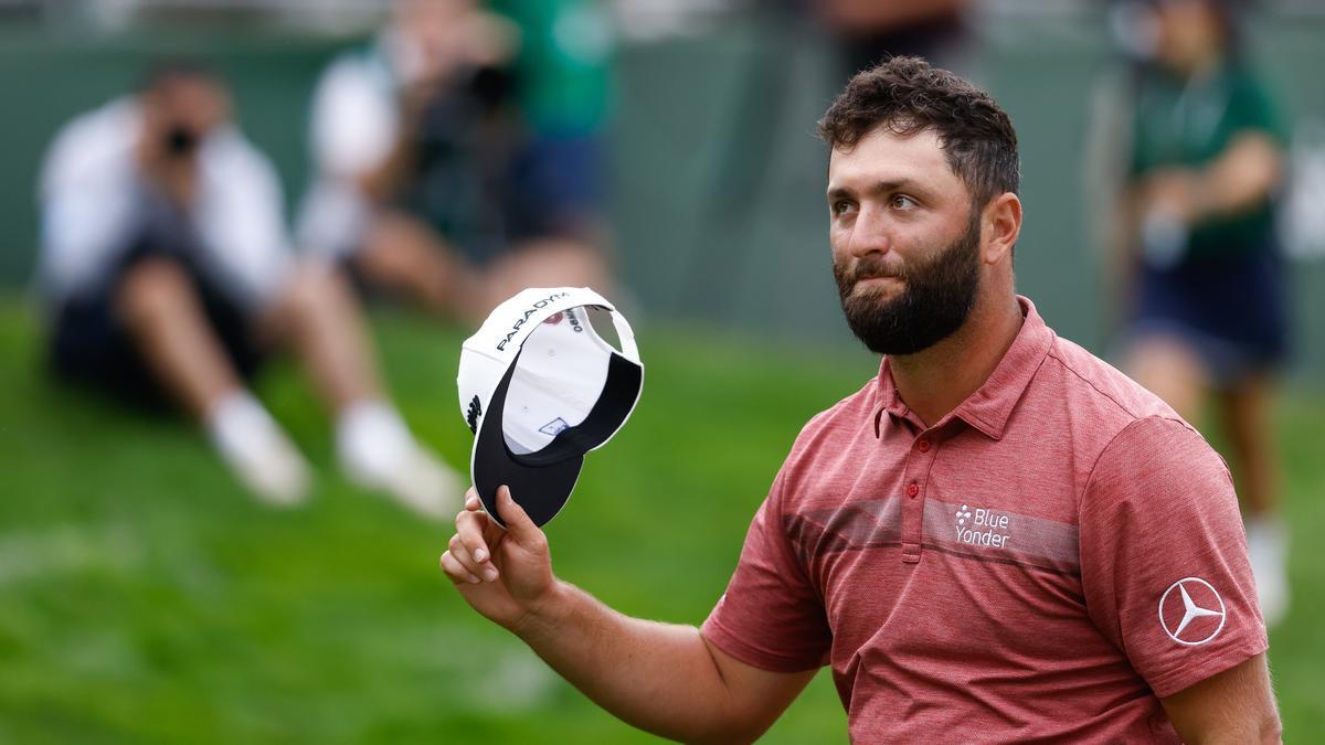 Jon Rahm saluda tras terminar su participación en el Abierto de España de Golf.