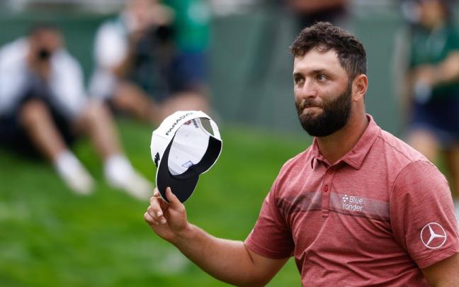 Jon Rahm saluda tras terminar su participación en el Abierto de España de Golf.
