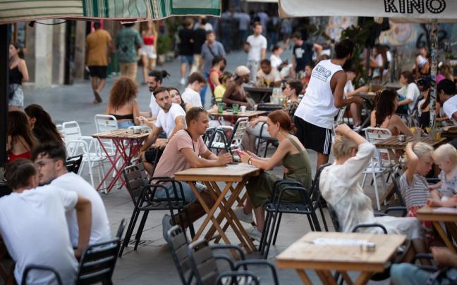 La actividad de ocio más realizada este verano ha sido salir a restaurantes, con un 71% de las menciones y un fuerte aumento de 9 puntos respecto al 2022. La actividad de ocio más realizada este verano ha sido salir a restaurantes, con un 71% de las menciones y un fuerte aumento de 9 puntos respecto al 2022.