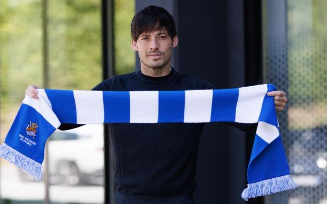 David Silva posa con una bufanda de la Real. / R.S.