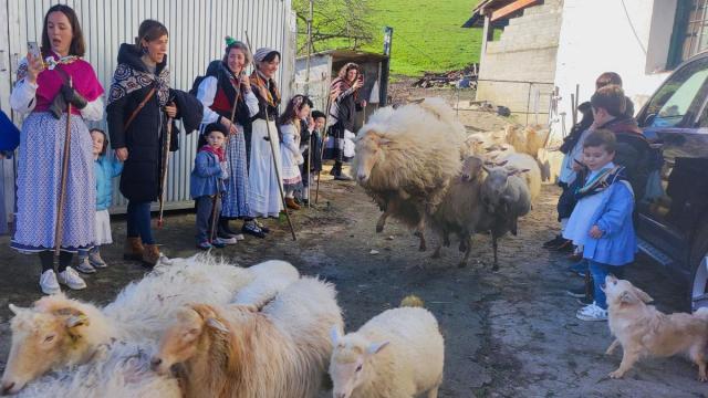 Otsailak 1eko santa eskea familian Azkue auzoko baserriak bizitzatzeko aukera izango da.