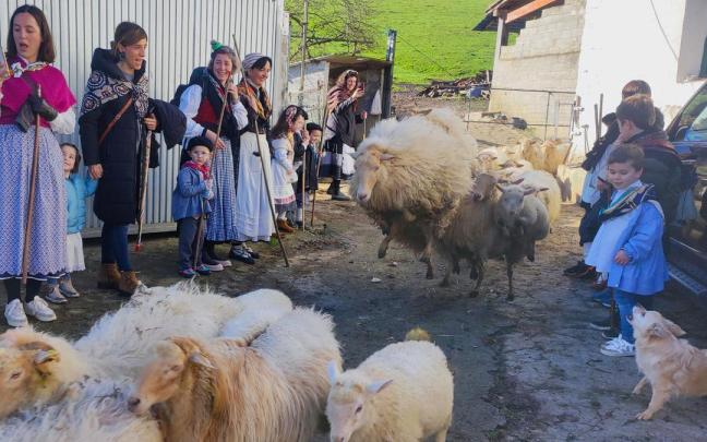 Otsailak 1eko santa eskea familian Azkue auzoko baserriak bizitzatzeko aukera izango da.