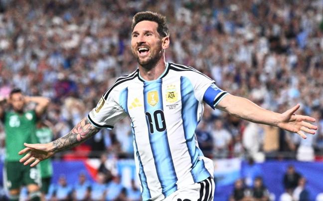 Leo Messi celebra uno de sus tres goles ante Argelia.
