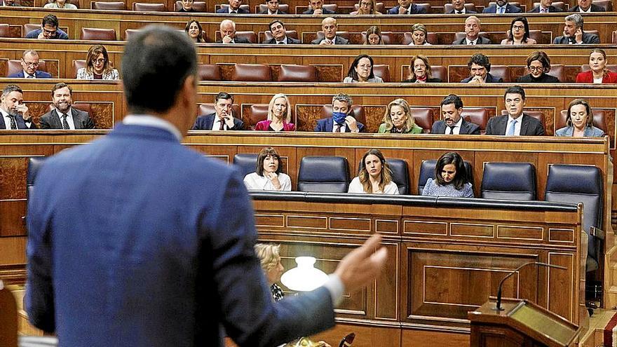 Pedro Sánchez, dirigiéndose a la bancada del PP, ayer en el Congreso.