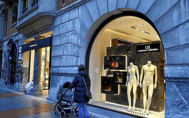 Una mujer camina por una zona de tiendas de Bilbao. MAIDER GOIKOETXEA Una mujer camina por una zona de tiendas de Bilbao. MAIDER GOIKOETXEA