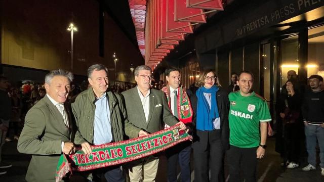 Aitor Esteban, junto al Lehendakari, Imanol Pradales, el presidente del PNV de Bizkaia, Iñigo Ansola, el alcalde de Bilbao, Juan Mari Aburto, y la diputada general de Bizkaia, Elixabete Etxanobe.