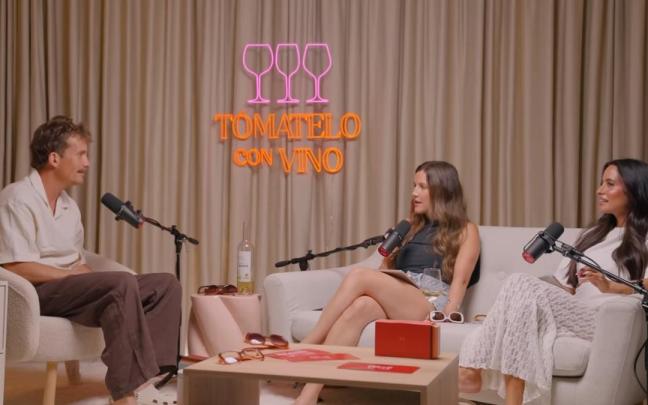 Grison, con Rocío Irisarri y María Fernández-Rubíes. / YouTube (Tómatelo con vino) Grison, con Rocío Irisarri y María Fernández-Rubíes.