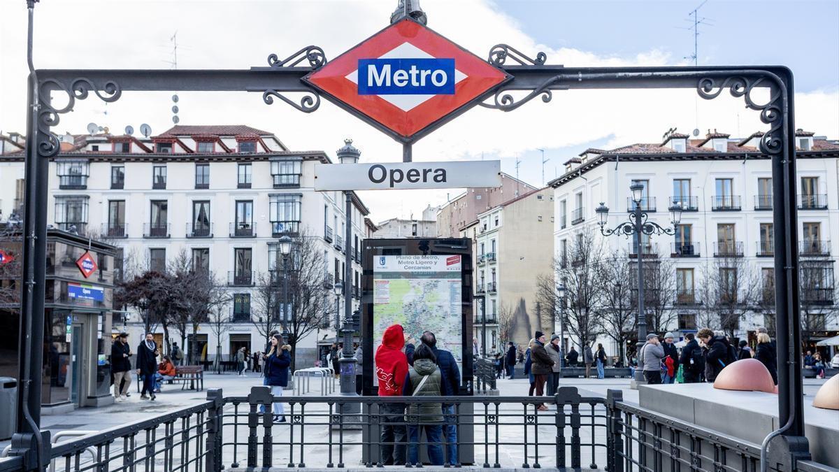 Turistas consultan un plano en la plaza de Isabel II (zona metro de Ópera)