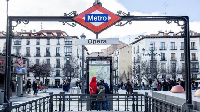 Turistas consultan un plano en la plaza de Isabel II (zona metro de Ópera)