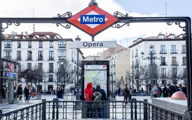 Turistas consultan un plano en la plaza de Isabel II (zona metro de Ópera)