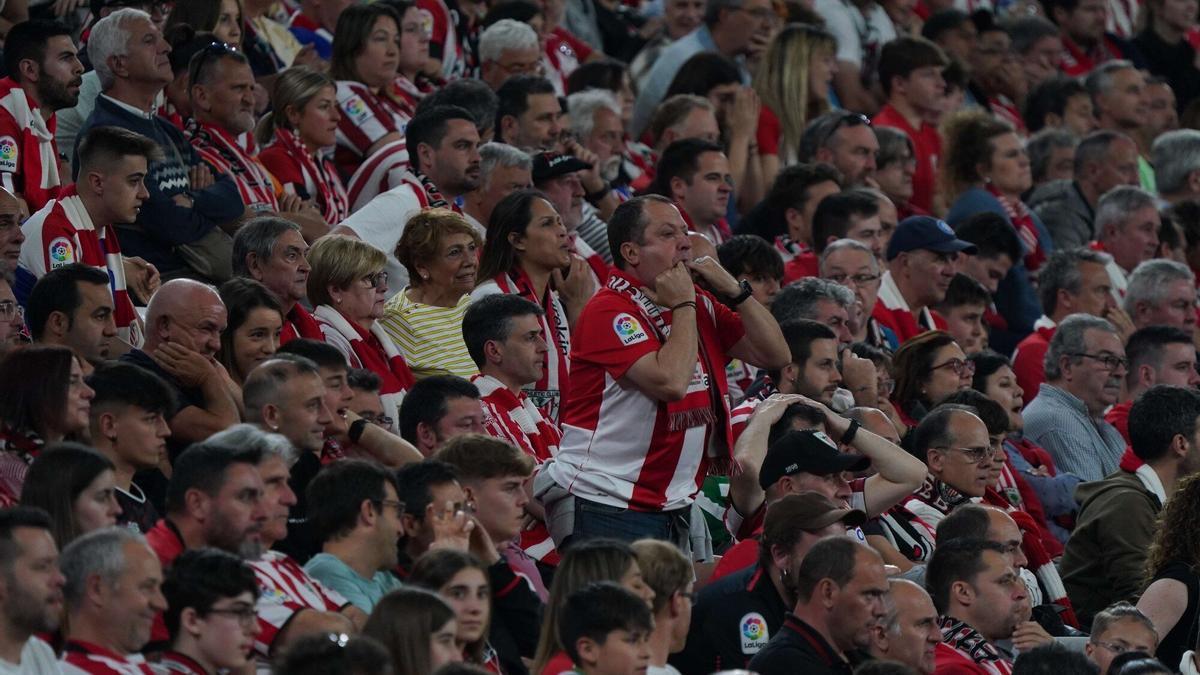 Aficionados rojiblancos en un partido disputado en San Mamés.