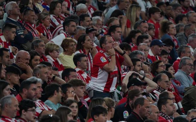 Aficionados rojiblancos en un partido disputado en San Mamés.