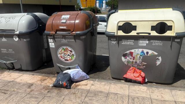 El PSE-EE denuncia la acumulación de basura y bolsas fuera de los contenedores.