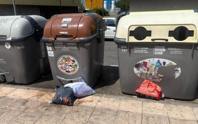 El PSE-EE denuncia la acumulación de basura y bolsas fuera de los contenedores.