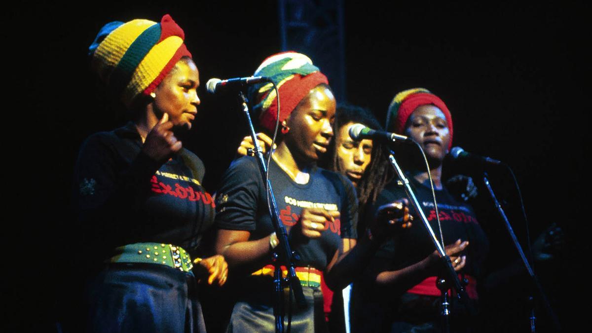 Las I-Threes se convirtieron en parte oficial de la banda de Bob Marley en 1974.