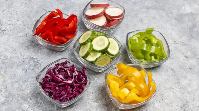 ¿Por qué venden cebolla, pimiento o zanahoria ya cortados? La razón que muchos no habían tenido en cuenta