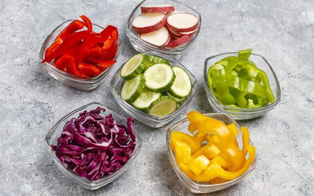 ¿Por qué venden cebolla, pimiento o zanahoria ya cortados? La razón que muchos no habían tenido en cuenta