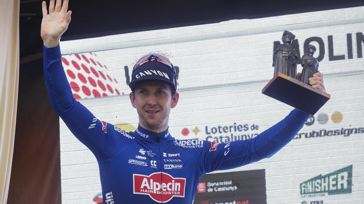 El corredor australiano del Alpecin , Kaden Groves celebra en el podio su victoria en la sexta etapa de la Volta Ciclista a Catalunya