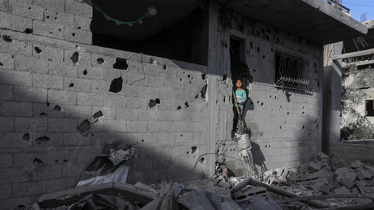 Un niño palestino en un edificio destruido por los ataques israelíes en Jan Yunis, al sur de la Franja de Gaza.