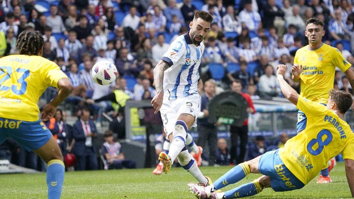 Brais lanza a portería, en el partido ante Las Palmas en Anoeta. / RUBEN PLAZA