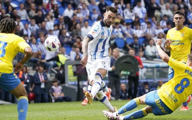 Brais lanza a portería, en el partido ante Las Palmas en Anoeta. / RUBEN PLAZA