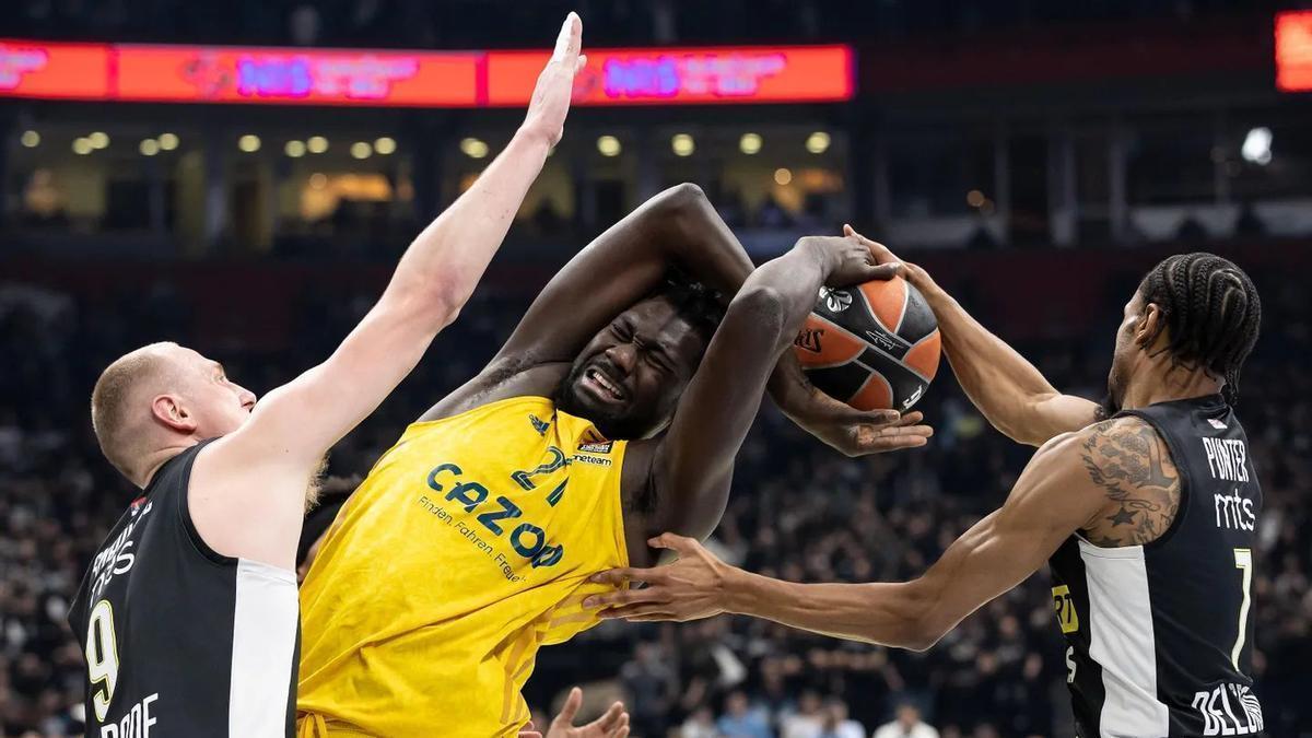 Koumadje intenta evitar la presión de Smailagic y Punter en el duelo contra el Partizan