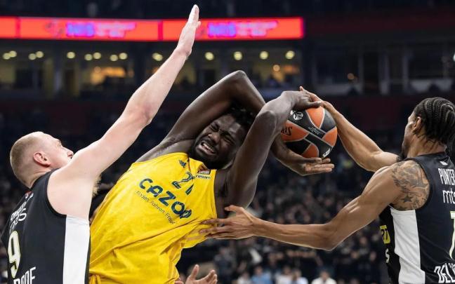 Koumadje intenta evitar la presión de Smailagic y Punter en el duelo contra el Partizan Koumadje intenta evitar la presión de Smailagic y Punter en el duelo contra el Partizan