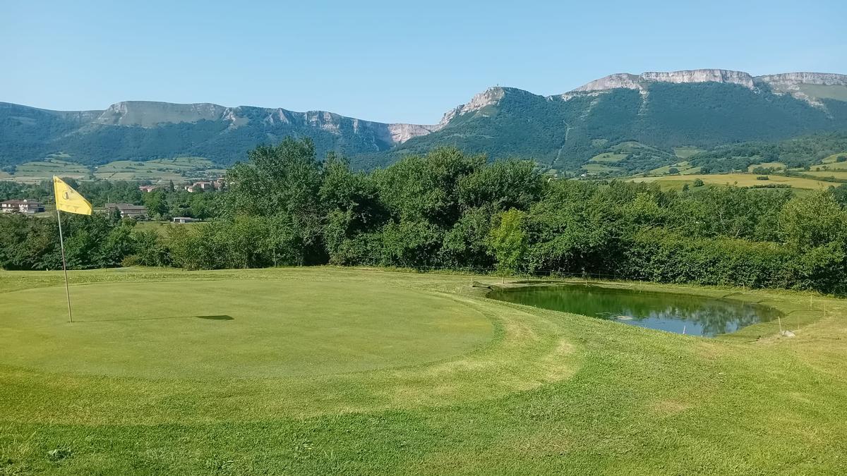 Uno de los atractivos del campo de pitch & putt de Orduña es su ubicación y vistas a Sierra Salvada