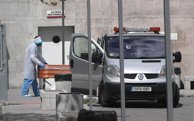 Traslado de un féretro desde una residencia madrileña a un vehículo de intervención judicial. Traslado de un féretro desde una residencia madrileña a un vehículo de intervención judicial.
