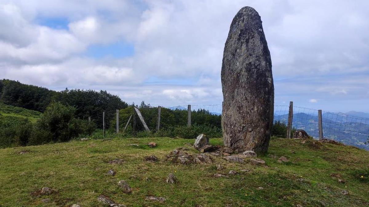 El menhir de Arribiribilleta recibe a los montañeros que transitan por el cordal entre Karakate e Irukurutzeta